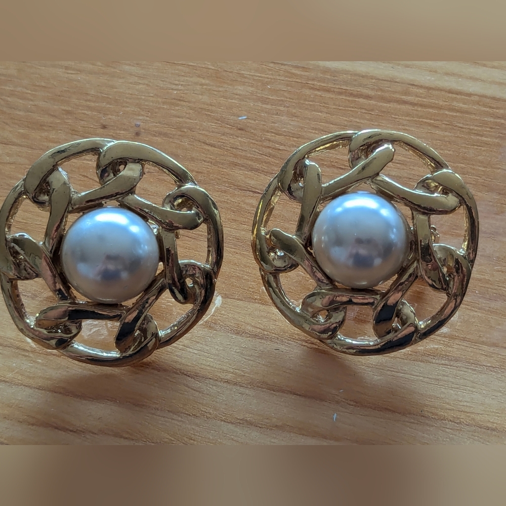 Earing BUTLER Vintage Goldtone With Faux Pearl